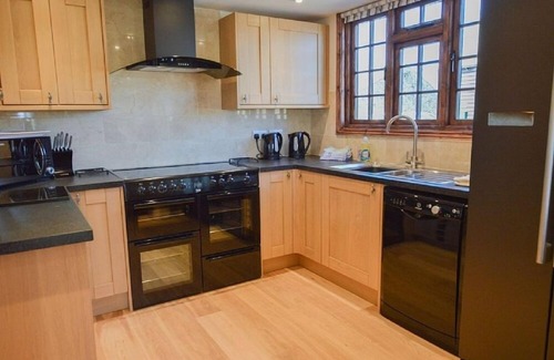 Carterton House | The Cotswold Manor Byre, Exclusive Hot Tub, Games Barn, 70 acres of Parkland