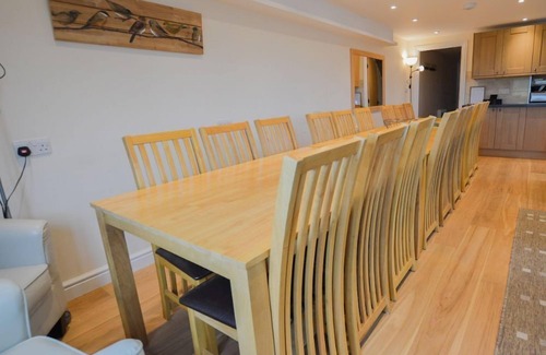 Carterton House | The Cotswold Manor Byre, Exclusive Hot Tub, Games Barn, 70 acres of Parkland