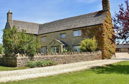 Carterton House | The Cotswold Manor Hall, Exclusive Hot Tub, Games Barn, 70 acres of Parkland