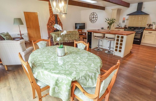 Horncastle Cottage | THE COTTAGE AT GRANGE FARM BARNS, pet friendly in Horncastle