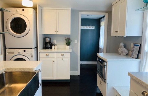 Martinez Park House | The Cottage! Chic Bungalow near Old Town Square!