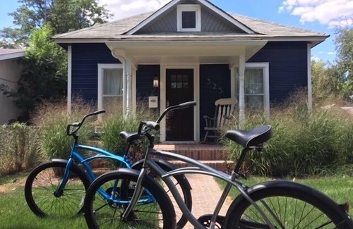 Martinez Park House | The Cottage! Chic Bungalow near Old Town Square!