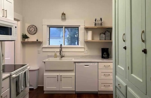 Moorhead Cottage | The Cottage In Moorhead - fully renovated and restored 2bed/2 bath that sleeps 6