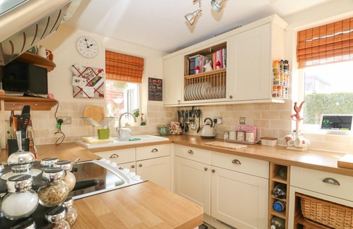 Hull Cottage | THE COTTAGE, pet friendly, with a garden in Preston, Hull