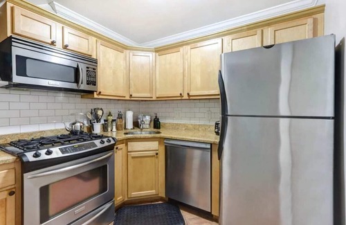 Hitch Village - Fred Wessels Homes Apartment | The Cottage @ Trustees' Garden | Walk To River!