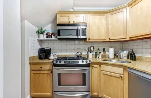 Hitch Village - Fred Wessels Homes Apartment | The Cottage @ Trustees' Garden | Walk To River!