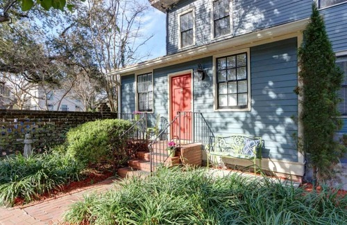 Hitch Village - Fred Wessels Homes Apartment | The Cottage @ Trustees' Garden | Walk To River!