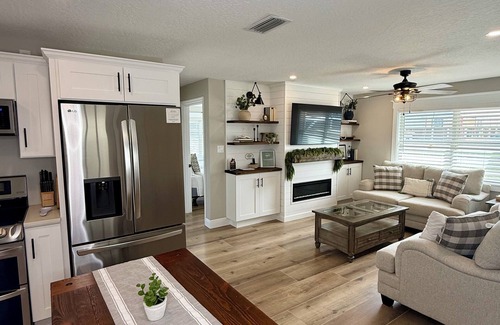 Titusville House | The Country Club Cottage NEW! Watch launches from driveway or walk to the river!