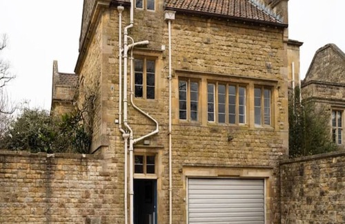 Chipping Campden House | The Courtyard overlooking Kiftsgate Court Gardens
