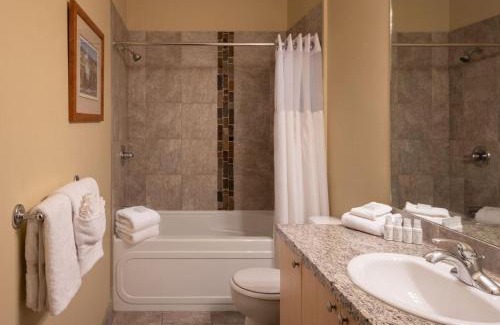 Westbank Resort | The Cove Lakeside Resort