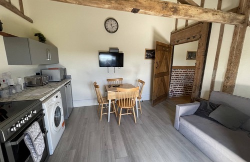 Southminster Apartment | The Cow Shed 1BR-Sleeps4-Parking-PetsOK
