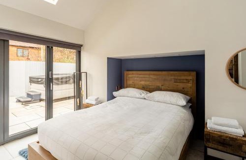 Bromsgrove House | The Cowshed - Luxury Barn with Hot Tub