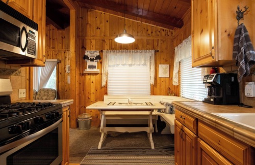 Wrightwood Cabin | The Cozy 2 bedroom Pineland Chalet