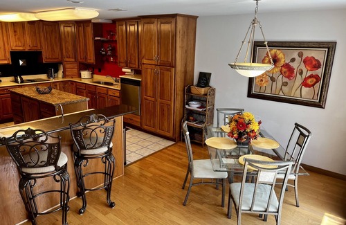Mountain Pine Cottage | THE COZY COTTAGE LAKE HAMILTON ~ Couples Only Retreat
