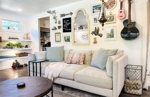 Williamsville House | The Cozy Cottage- a Village gem! Sleeps 7-central location-walk to shop & eat!