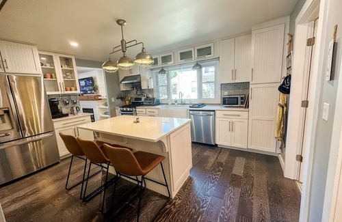 Williamsville House | The Cozy Cottage- a Village gem! Sleeps 7-central location-walk to shop & eat!
