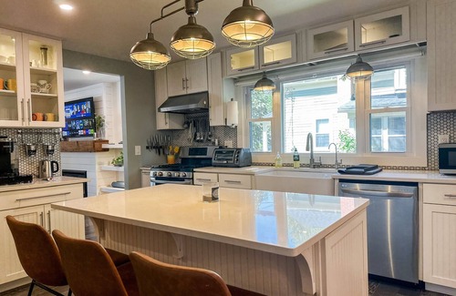Williamsville House | The Cozy Cottage- a Village gem! Sleeps 7-central location-walk to shop & eat!