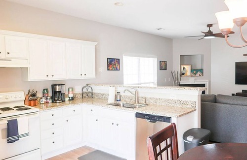 Simpsonville House | The Cozy Hub- Steps to shops & restaurants, moments to the highway & downtown.