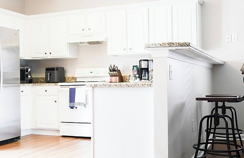 Simpsonville House | The Cozy Hub- Steps to shops & restaurants, moments to the highway & downtown.