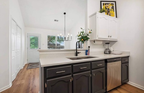 Southaven House | The Cozy Miss - Comfy Family-Friendly Southaven Bungalow - Peaceful Neighborhood
