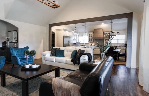 Lubbock House | The Cozy Modern 4 Bedroom
