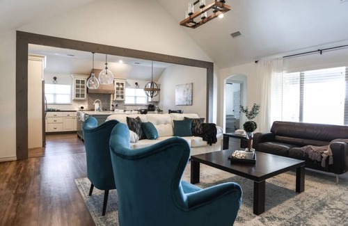Lubbock House | The Cozy Modern 4 Bedroom