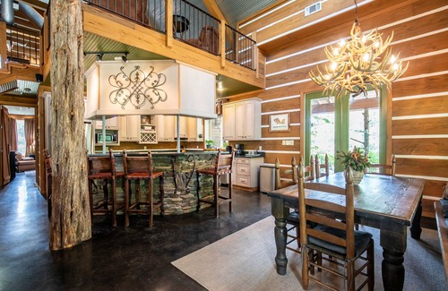 Batesville House | The CPL, Spacious Oxford Retreat by Velvet Ditch Villas