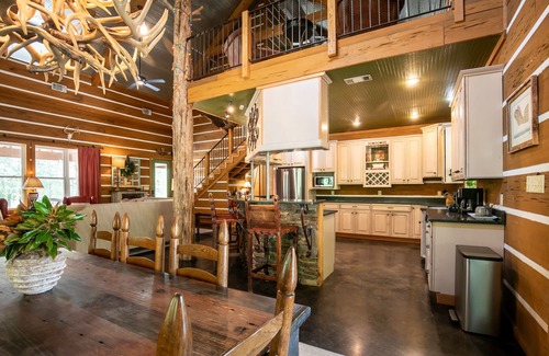 Batesville House | The CPL, Spacious Oxford Retreat by Velvet Ditch Villas