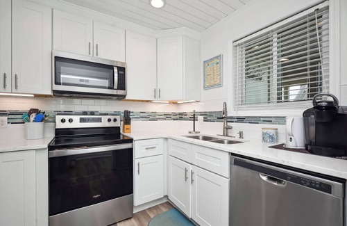 Caswell Beach Condo | The Crab Lab: Caswell Beach Condo with Oceanfront Pool