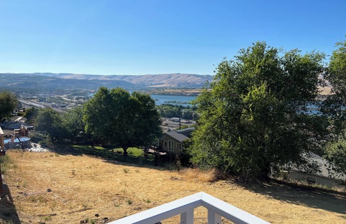 The Dalles House | The Crane’s View: Views, Hot Tub, Dog/Kid Friendly!