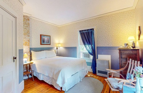 Hancock Point Bed & Breakfast | The Crocker House Country Inn (Rm 3)