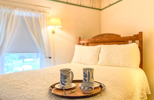 Hancock Point Bed & Breakfast | The Crocker House Country Inn (Rm 6)