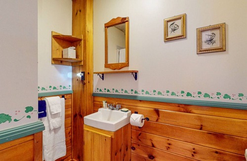 Hancock Point Bed & Breakfast | The Crocker House Country Inn (Rm 6)