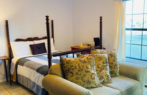 Johnson City House | The Crossroads Inn