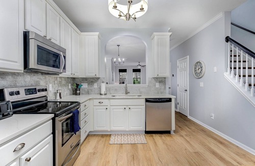 Northwest Raleigh House | The Dancing Daisy; Near Airport and Umstead; Well Appointed; Centrally Located