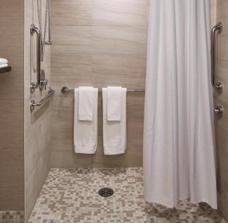 Pittsford Hotel | The Del Monte Lodge Renaissance Rochester Hotel & Spa