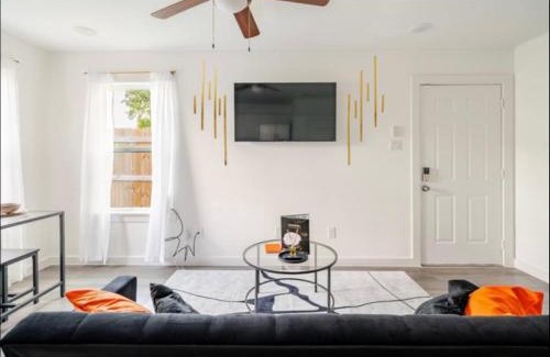 Northeast Houston House | The Divine 3 - Townhome with AC, WiFi in Beautiful Houston