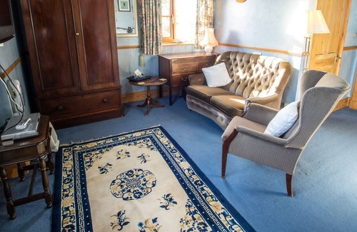Bungay Apartment | The Dog House — self-catering apartment with private kitchen & countryside views