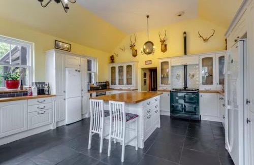 South Galson Villa | The Doune, Luxury Traditional Country House with hot tub