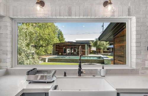 Healdsburg House | The Dragonfly- Complimentary Wine Tasting At Croix Included!