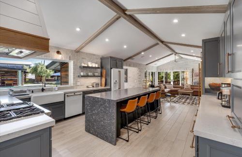 Healdsburg House | The Dragonfly- Complimentary Wine Tasting At Croix Included!