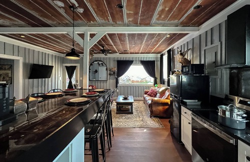 Elberton House | The Duck Blind at Cooter Creek Cabins