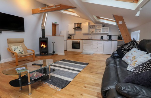 Pontesbury Cottage | THE DUCKHOUSE, pet friendly, with open fire in Stiperstones