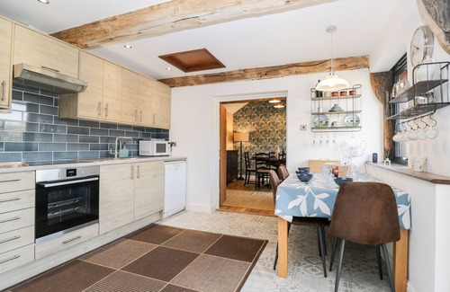 Dunbridge House | THE DUNNIT@MANOR FARM, family friendly in West Tytherley