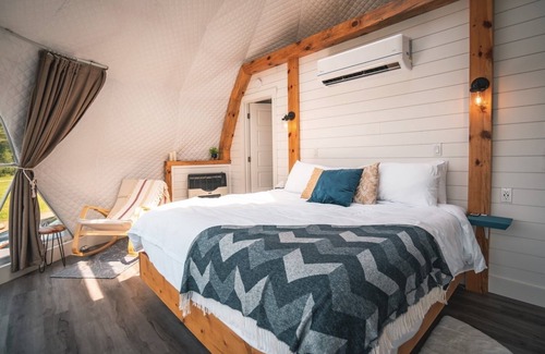 Valley Road Cabin | The Eagles Nest dome - Secluded lakeview w/hot tub - 20 mins from St. Andrews!