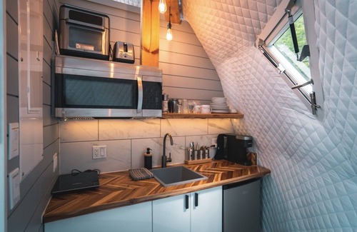 Valley Road Cabin | The Eagles Nest dome - Secluded lakeview w/hot tub - 20 mins from St. Andrews!