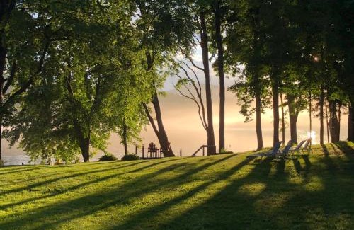 Lake Luzerne-Hadley Resort | The Elms Waterfront Cottages