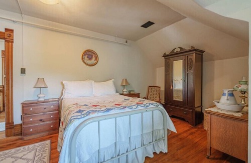 Timberville House | The Elora - Spacious Luxury Historic Retreat