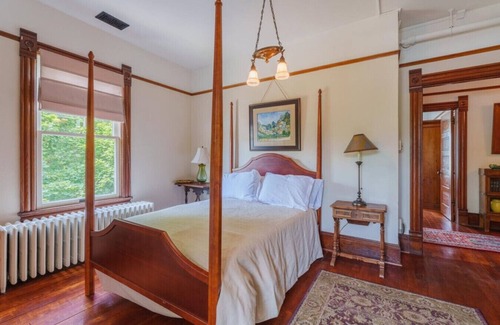 Timberville House | The Elora - Spacious Luxury Historic Retreat