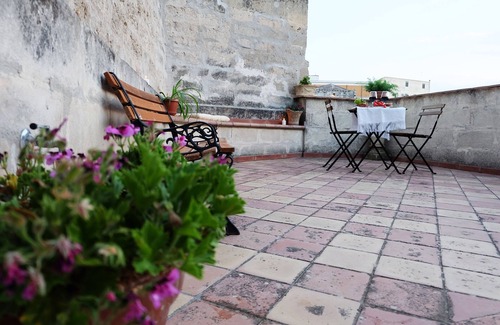 Sasso Barisano Apartment | The Embrace of the Stones